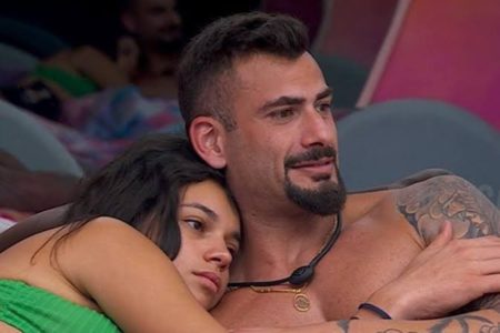 Alane e Nizam são clicados deitados juntos na cama do BBB24 - Metrópoles