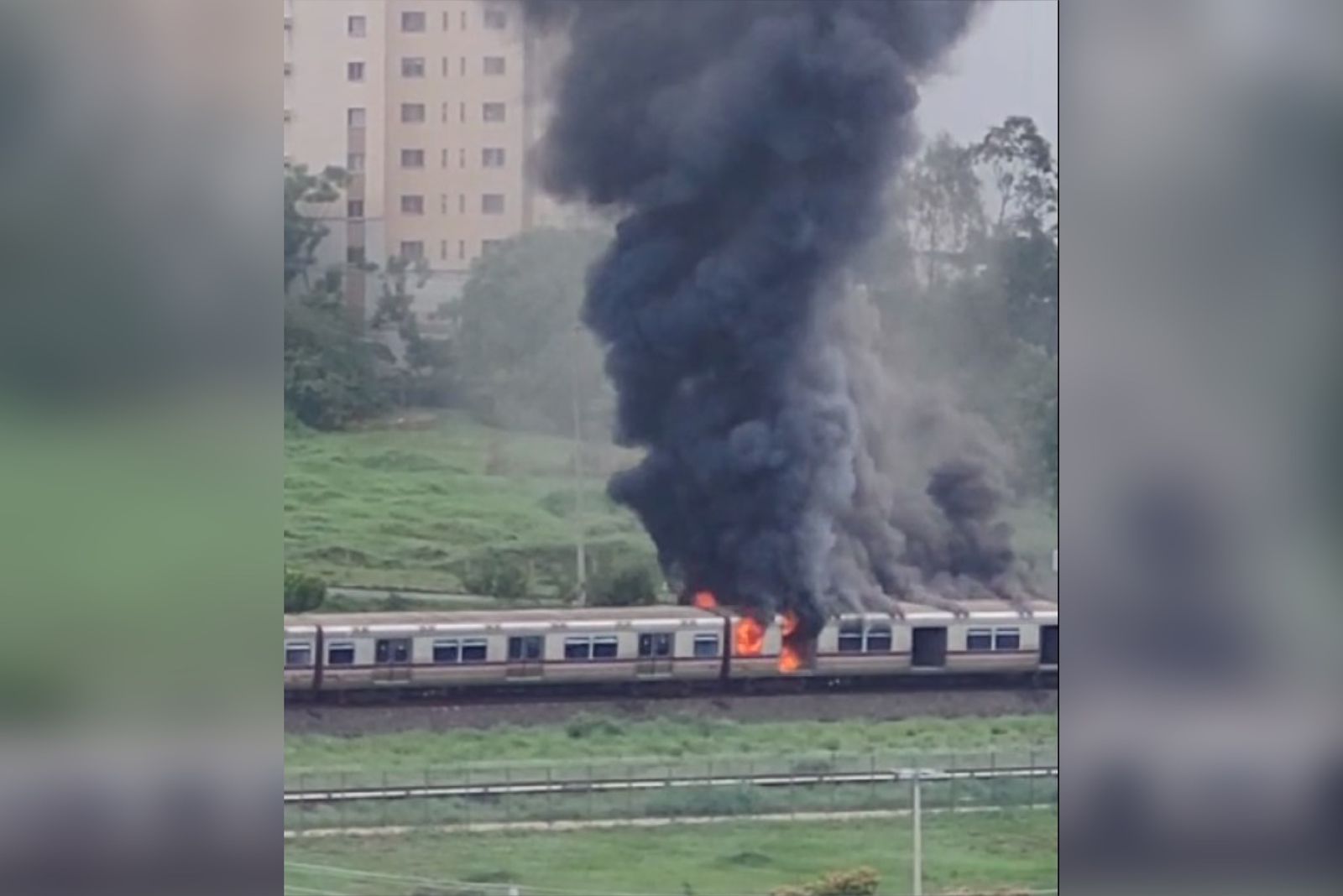 Imagem colorida de vagão do metrô pegando fogo - Metrópoles