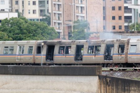 Imagem colorida de vagão do metrô pegando fogo - Metrópoles