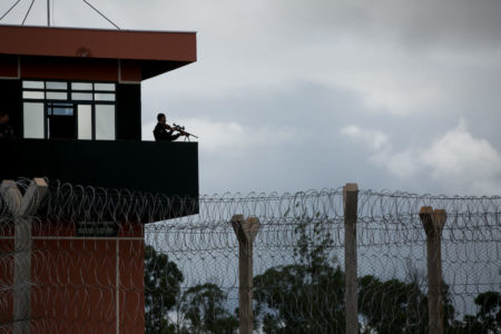 imagem colorida mostra policial em guarita de penitenciaria federal no DF - Metrópoles