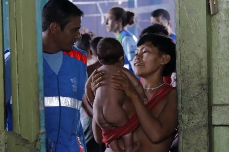 Foto colorida de atendimento médico a indígenas Yanomami - Metrópoles