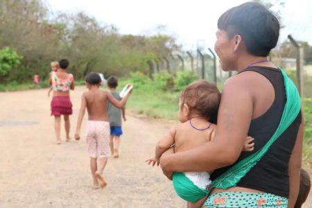 Foto colorida de população Yanomami - Metrópoles