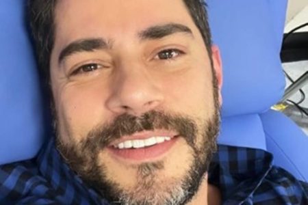 Foto colorida de Evaristo Costa sorrindo no hospital - Metrópoles