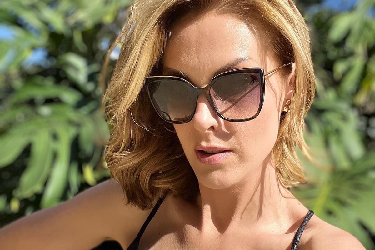 Ana Hickmann posa de camiseta preta e óculos escuros - Metrópoles