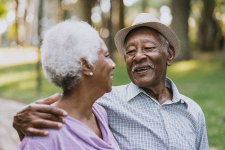 Foto colorida de um casal negro sorrindo - Metrópoles