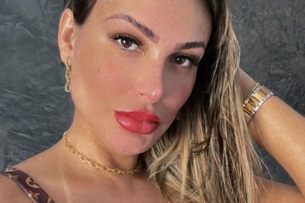 Andressa Urach: mulher loira