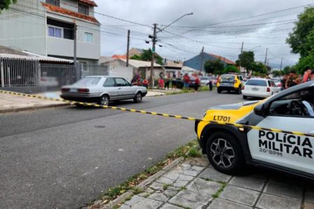 Imagem colorida de cena do crime no qual homem foi morto por atiradores - Metrópoles