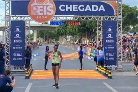 Imagem colorida de brasileira Kleidiane Barbosa, vencedora da 39ª Corrida de Reis - Metrópoles