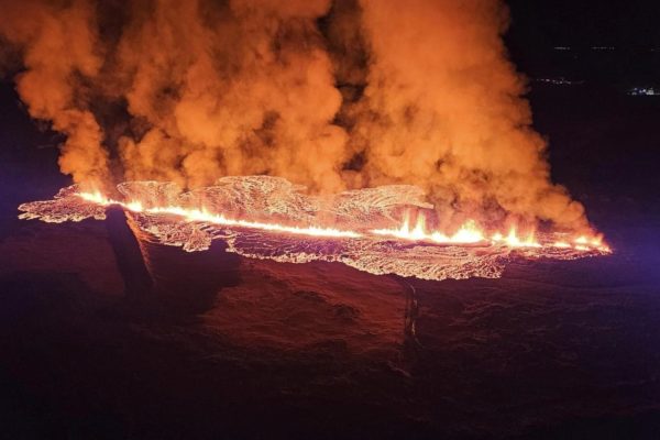 Imagem colorida de vulcão em erupação na Islândia - Metrópoles