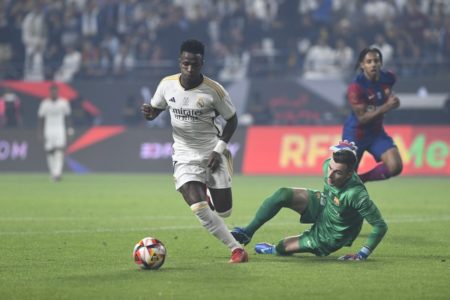 Vini Jr. driblando Peña, goleiro do Barcelona - Metrópoles