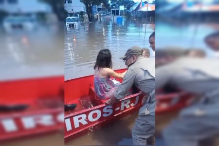 imagem colorida mostra gravida resgatada com bote no rio de janeiro - Metrópoles