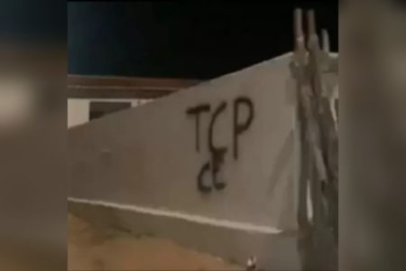 imagem colorida muro pichado pela facção tcp ceara