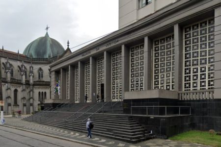 Imagem colorida da fachada do Fórum Criminal de Santos