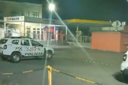 Imagem de viatura da PM estacionada em posto de combustíveis - Metrópoles