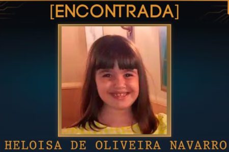 Foto de menina sorrindo em cartaz com os dizeres: "Encontrada" - Metrópoles