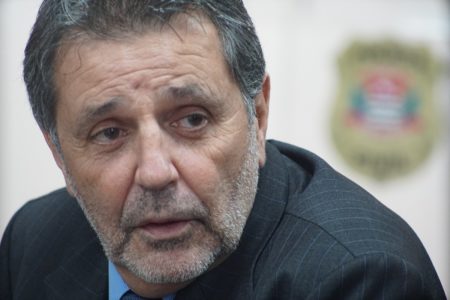 Imagem colorida mostra close do rosto de Osvaldo Nico, delegado de polícia - Metrópoles