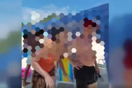 Imagem colorida mostra turistas discutindo com GCM no Guarujá por causa de barraca - Metrópoles