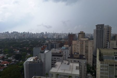 Imagem mostra prédios em área urbana - Metrópoles
