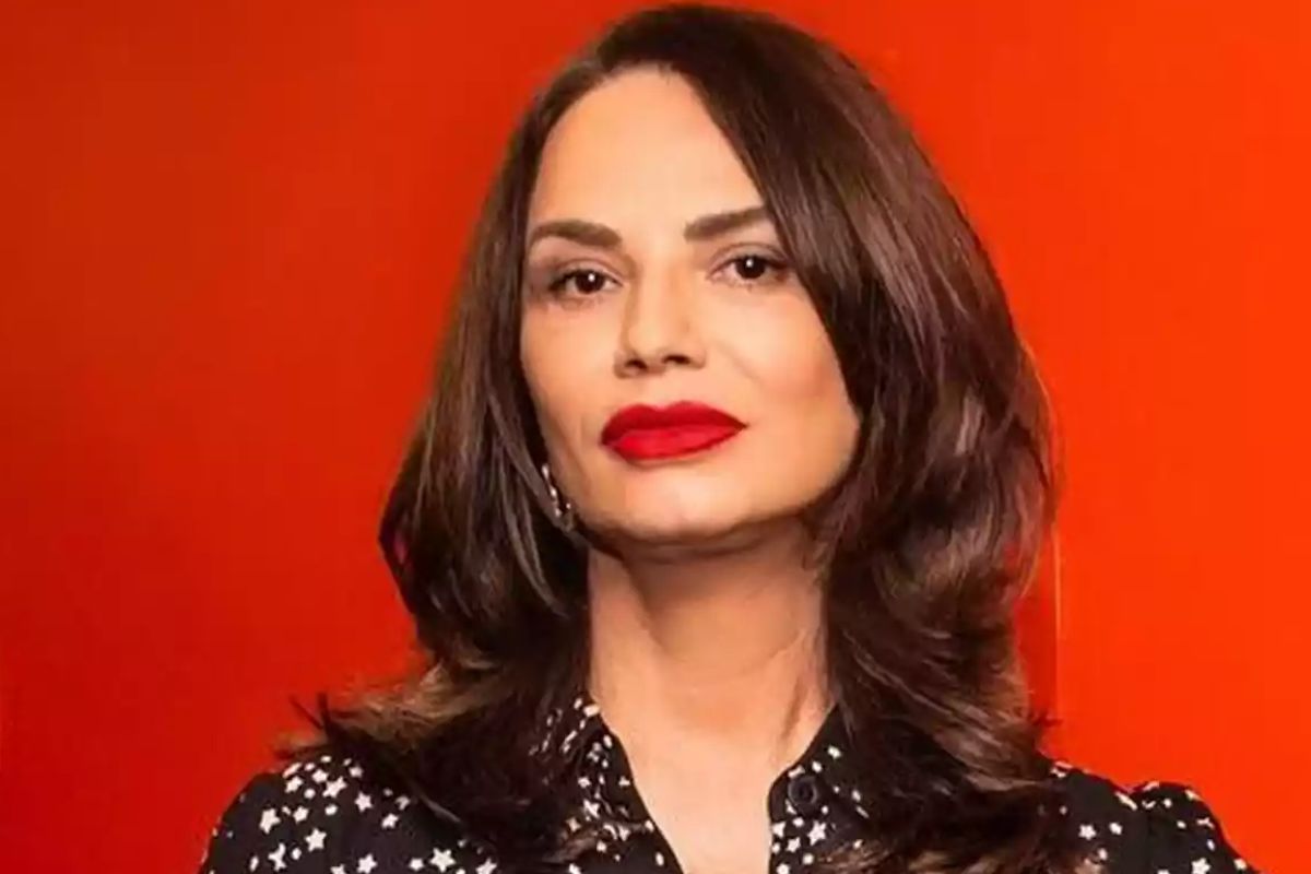 Foto colorida de Luiza Brunet usando batom vermelho - Metrópoles