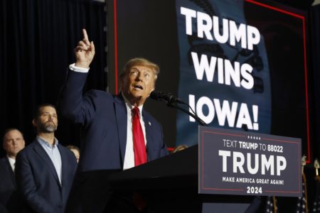 Ex-presidente Donald Trump discursa após ser apontado com vencedor da convenção de Iowa