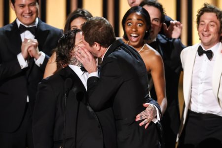 Foto colorida de Matty Matheson e Ebon Moss-Bachrach no Emmy 2023 - Metrópoles