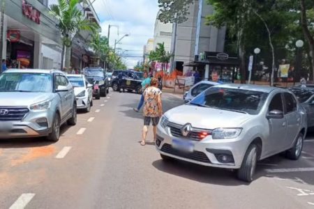 Imagem de carros estacionados em rua de praça - Metrópoles