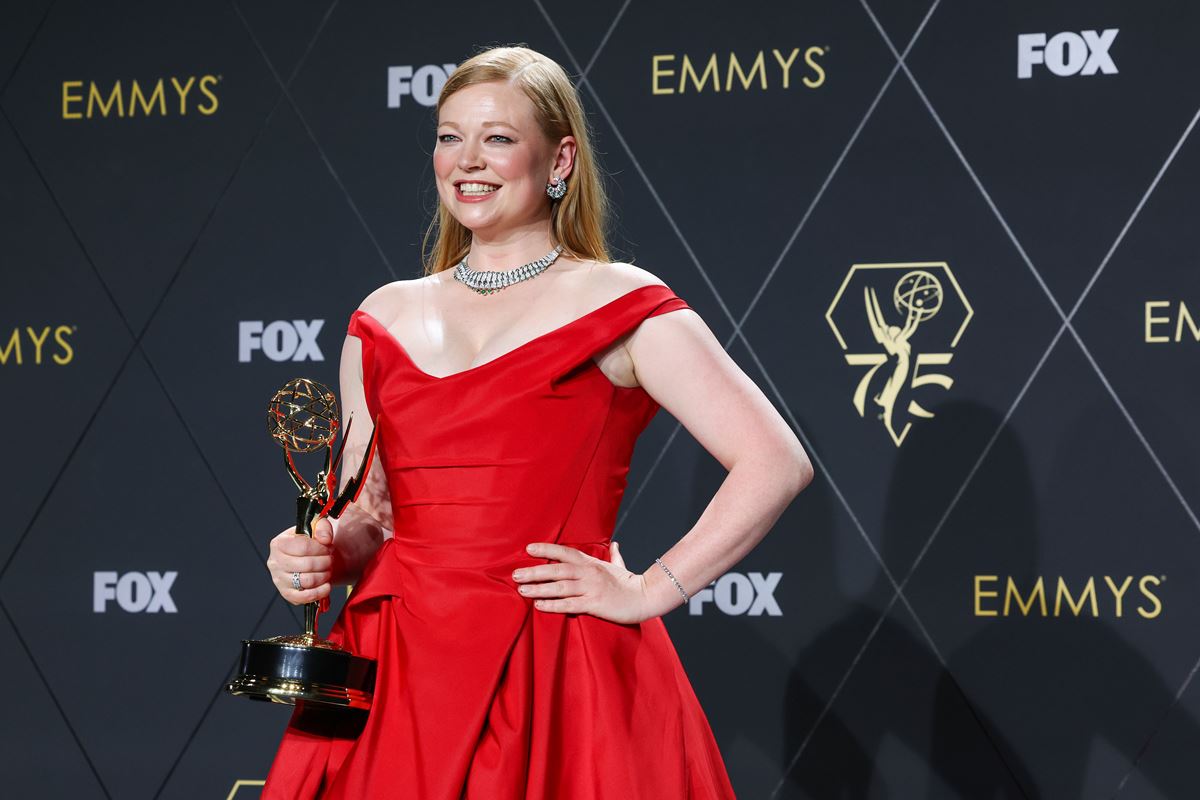 Atriz Sarah Snook segura estatueta do emmy em vestido vermelho - metrópoles