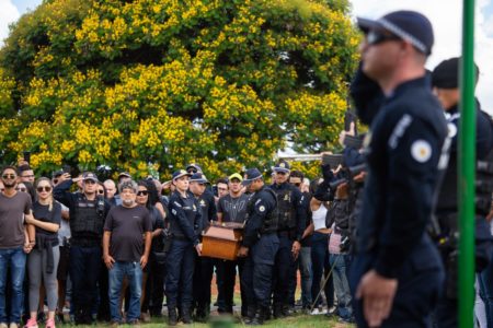 Imagem colorida de policiais no enterro de um soldado morto por um colega de farda dentro de uma viatura no DF - Metrópoles