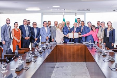 Imagem colorida do presidente Lula com representantes da Saúde no Palácio do Planalto para sancionar lei sobre o SUS - Metrópoles