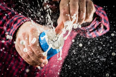 Foto mostra homem abrindo lata de energético