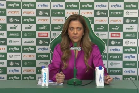 Imagem colorida da presidente do Palmeiras, Leila Pereira, em coletiva de imprensa- Metrópoles