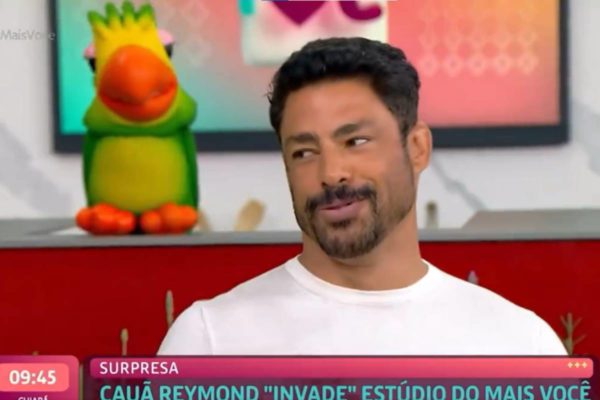 Cauã Reymond no Mais Você, vestido de branco e ao lado de Louro Mané - Metrópoles