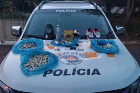 Imagem colorida mostra cápsulas de cocaína apreendidas pela Polícia Militar Rodoviária no interior de São Paulo - Metrópoles