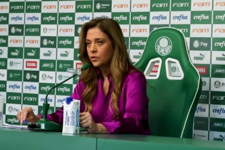 Imagem colorida da presidente do Palmeiras, Leila Pereira, em coletiva de imprensa- Metrópoles