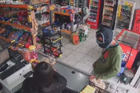 Imagem de homem com cueca na cabeça em supermercado - Metrópoles