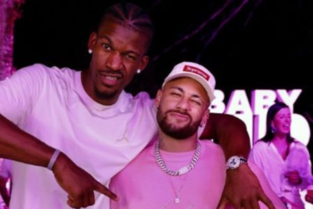 Imagem colorida de Jimmy Butler ao lado de Neymar - Metrópoles