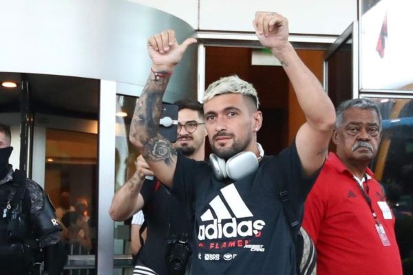 Imagem mostra Arrascaeta saudando torcida do Flamengo na porta do hotel em que equipe ficará hospedada em Manaus