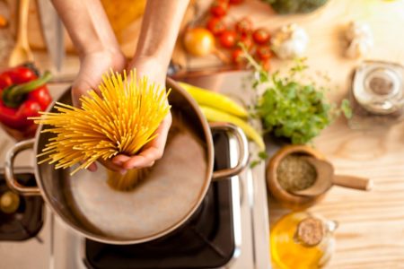 Macarrão na agua quente com especiarias ao lado