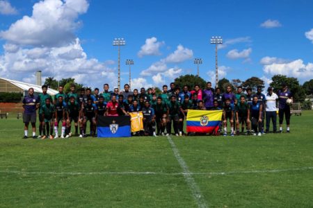 Equipes do Samambaia e do Del Valle antes de partida amistosa
