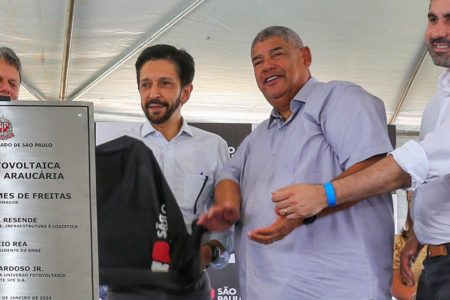 Imagem colorida mostra Milton Leite ao lado de Ricardo Nunes, com ambos ao lado de uma placa de obra - Metrópoles