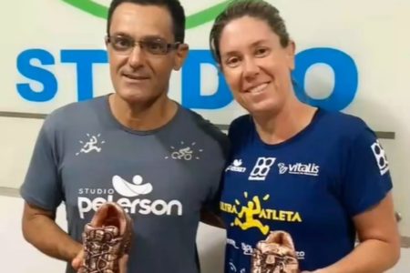 foto da ultramaratonista Camila Matte ao lado do marido, Peterson César Malachias - Metrópoles