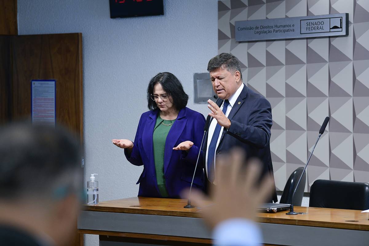 imagem colorida mostra senadores damares alves carlos viana, da bancada evangelica - Metrópoles