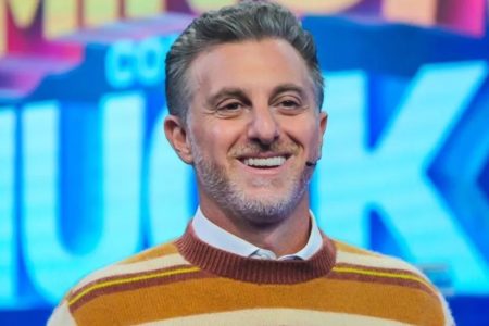 Foto colorida de Luciano Huck sorrindo - Metrópoles