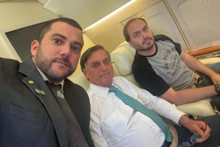 Pivô Imagem colorida do deputado Carlos Jordy com Jair e Carlos Bolsonaro