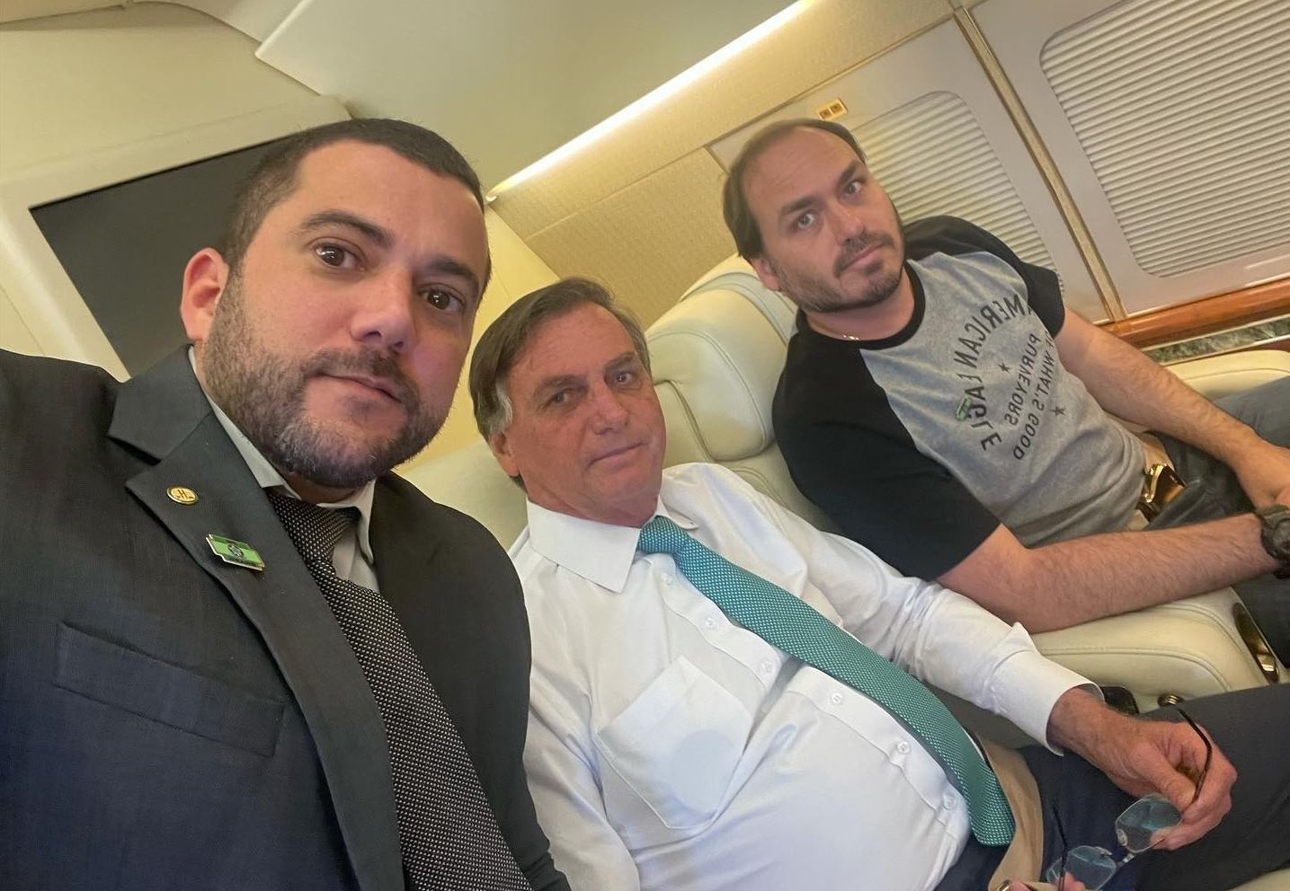 Pivô Imagem colorida do deputado Carlos Jordy com Jair e Carlos Bolsonaro