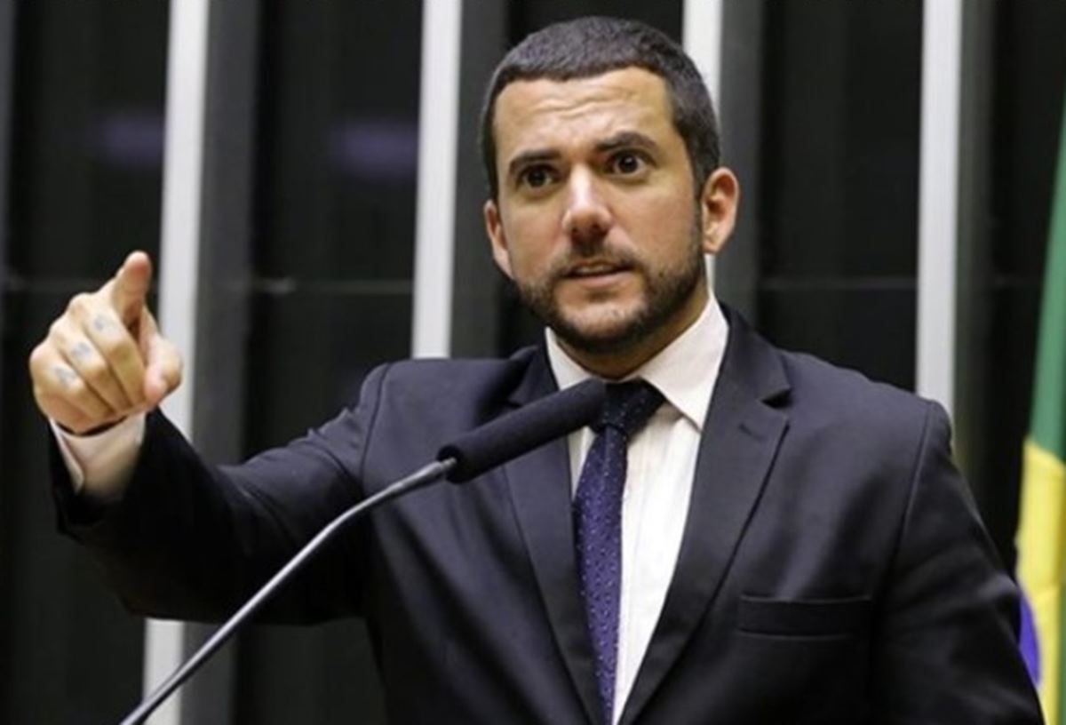 Imagem colorida do Deputado Federal Carlos Jordy 2