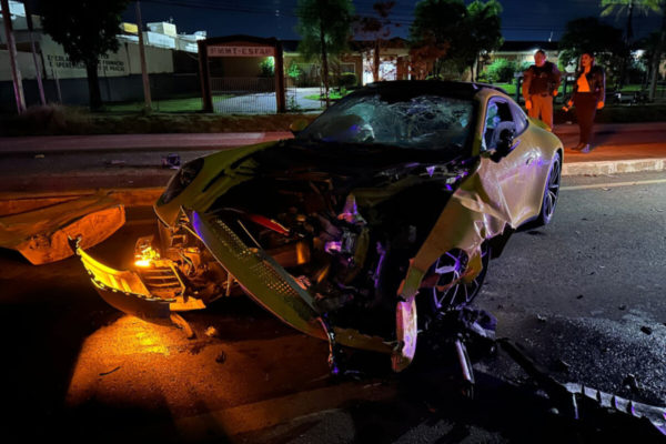 Imagem colorida de porsche destruída - Metrópoles