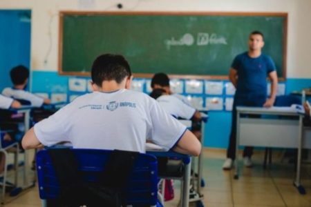 Imagem colorida mostra alunos em sala de aula em Anápolis (GO) - Metrópoles