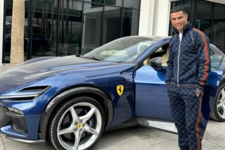 Imagem colorida de Cristiano Ronaldo ao lado de sua Ferrari -metrópoles