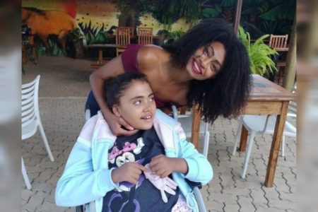 Foto mostra Ismenia Pereira ao lado da filha, Rebeca. A menina têm autismo e Smith-Magenis